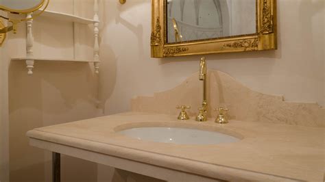 Può essere un semplice piano su cui poggiare il lavabo per un effetto sospeso e minimale oppure un piano che rifinisce il mobile bagno, in legno o in un altro materiale. Piani lavabo bagno in pietra - Pietre di Rapolano