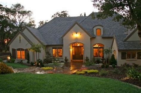 Light Stucco Color With Dark Shutters Stucco Homes