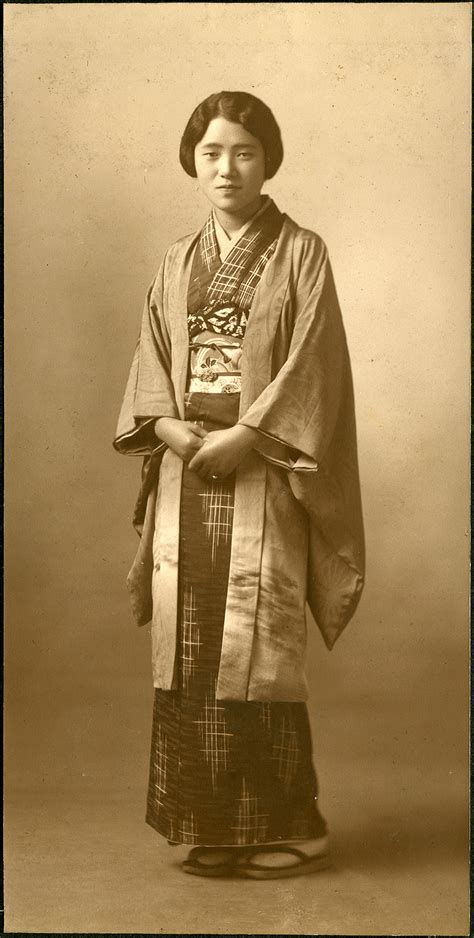 32 Vintage Portraits Of Beautiful Japanese Women Dressing In Kimonos