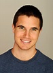 Poze Robbie Amell - Actor - Poza 23 din 64 - CineMagia.ro