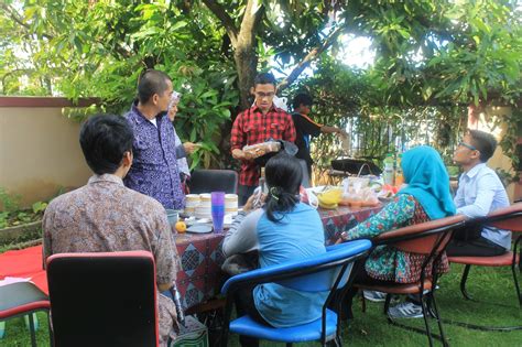 Translations of the word padang from spanish to english and examples of the use of padang in a sentence with their translations: KEBERSAMAAN PADANG ENGLISH CLUB | Padang English Club