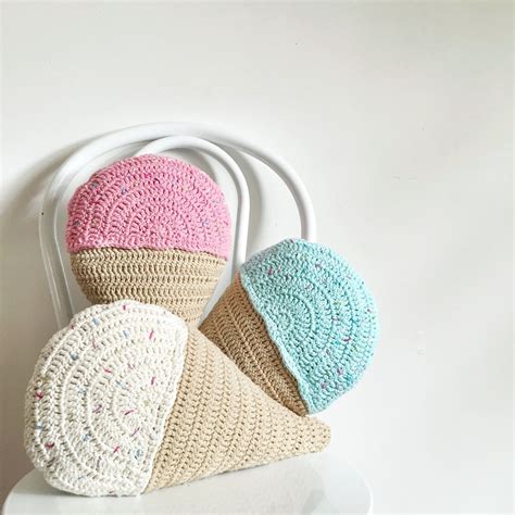 This crochet tutorial explains how to crochet an ice cream cozy with velvet yarn. Crochet Ice Cream Cushion by Three Beans in a Pod | Háčkování