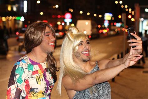 Acople Dos Travestis Que Tomam Um Selfie Foto De Stock Imagem De