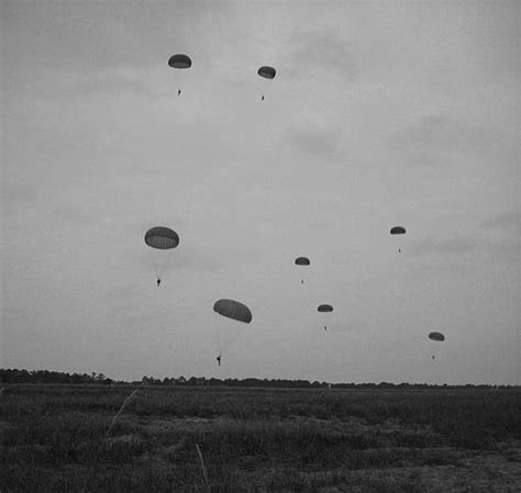 1800 Military Parachute Jump Stock Photos Pictures And Royalty Free