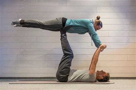 Yoga em dupla conheça os benefícios da prática