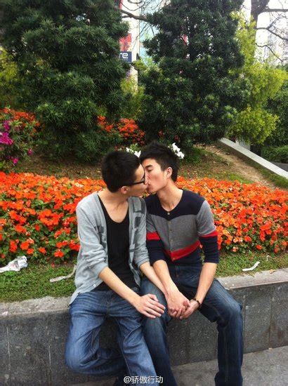 呼吁平等 广州男同性恋青年街头公开拥吻 【人人分享 人人网】