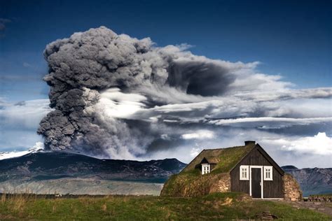 Vulcão Islandia Raios Cinzas E Lava Na Erupcao Do Vulcao Eyjafjallajokull Na Islandia