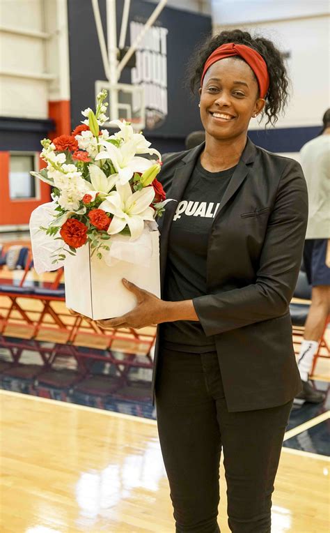 Pelicans Surprise Swin Cash In Honor Of 2020 Womens Basketball Hall Of Fame Induction Photo