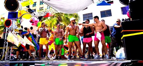 escenario y desfile del festival del orgullo de miami beach 2024