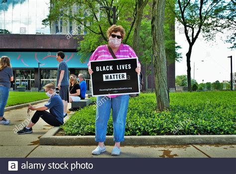 Protesters Holding Protest Signs High Resolution Stock Photography And Images Alamy