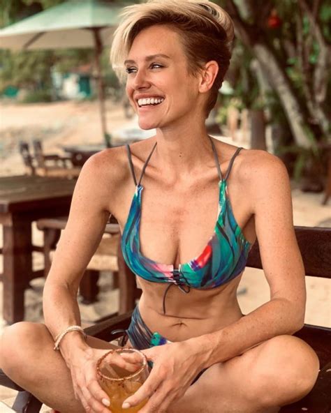 Nicky Whelan Sexy With Her Girlfriend Kate Neilson 21 Photos The