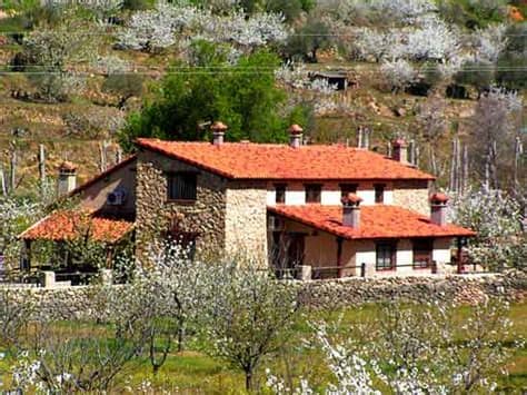 Casa rural valle del jerte está situada, como su propio nombre indica, en jerte, en la provincia de cáceres, muy próxima también a cabezuela del valle. Casa rural La Cañada del Valle del Jerte, Fachada Este