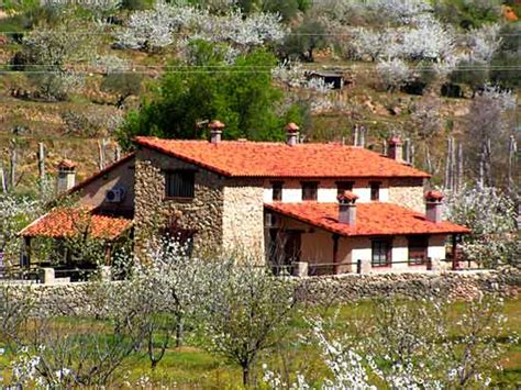 La casa el arroyo se encuentra enclavada en el valle del jerte, cuya peculiar ubicación y las numerosas gargantas que desembocan en el río, hacen de él un espacio diferente al del resto. Casa rural La Cañada del Valle del Jerte, Fachada Este