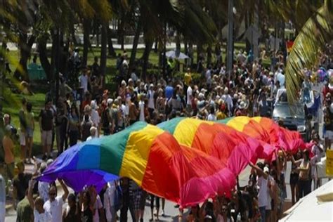 veinte mil personas en desfile gay en miami beach cubanet