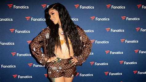 Cardi Bs Cleavage Bra Top Shows Off Her Hot Body In New Pic With Blue