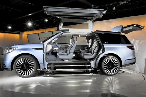 Lincoln Navigator Concept With Gullwing Doors Stuns Auto Show Crowd