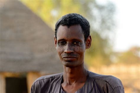 Lhomme Maigre Non Identifié De Fulani Se Tient Dans Le Village Fulanis