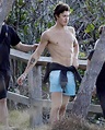 Shawn Mendes é clicado sem camisa e exibe tanquinho - OFuxico