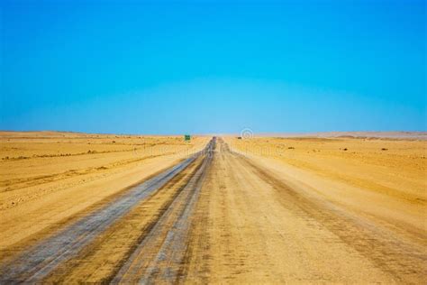 Camino De Tierra En El Desierto De Namib Foto De Archivo Imagen De