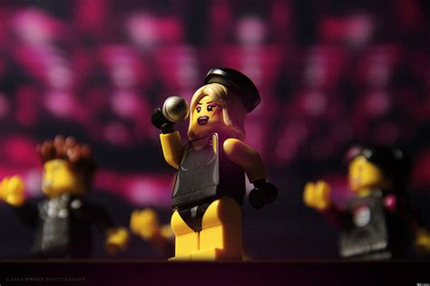 Lady Gaga Lomaggio Dei Fan Tra Sculture Di Lego Gioielli E Fumetti