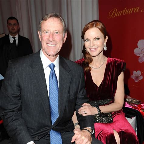 Im november 2005 verlobte sich cross mit dem börsenmakler tom mahoney und heiratete ihn am 24. Celebrity Wedding Anniversary: Marcia Cross and Tom ...