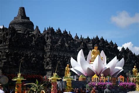 Ribuan Umat Budha Ikuti Detik Detik Waisak Di Pelataran Candi Borobudur