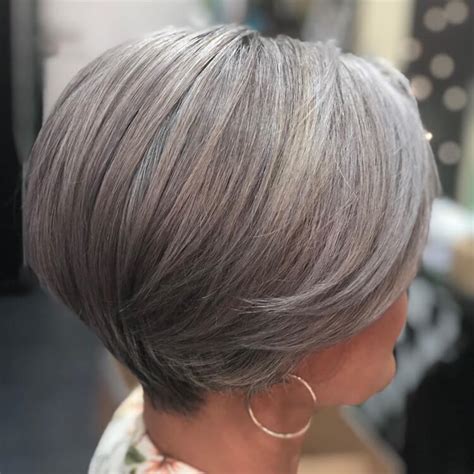 Balayage inversé sur cheveux blancs et gris : nos idées canon