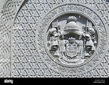 Emblema de Estado del Reino de Yugoslavia por encima de la puerta de la ...