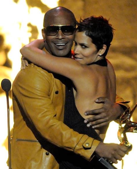 Things Got A Little Steamy For Halle Berry And Jamie Foxx On Stage At