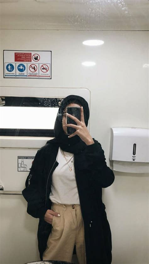 MIRROR SELFIE HIJAB TOILET PLACE Model Pakaian Gaya Hijab Jilbab Ootd