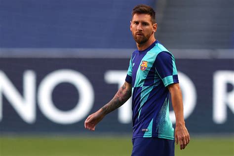 Sau đó, anh tuyên bố ở lại một năm để làm tròn trách nhiệm và cân nhắc chuyện ra đi khi mùa giải kết thúc. Messi bỏ tập, quyết rời Barca ngay lập tức - VietNamNet