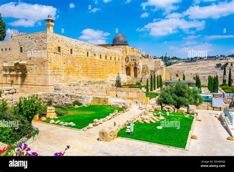 Western Wall Tunnels Hi Res Stock Photography And Images Alamy