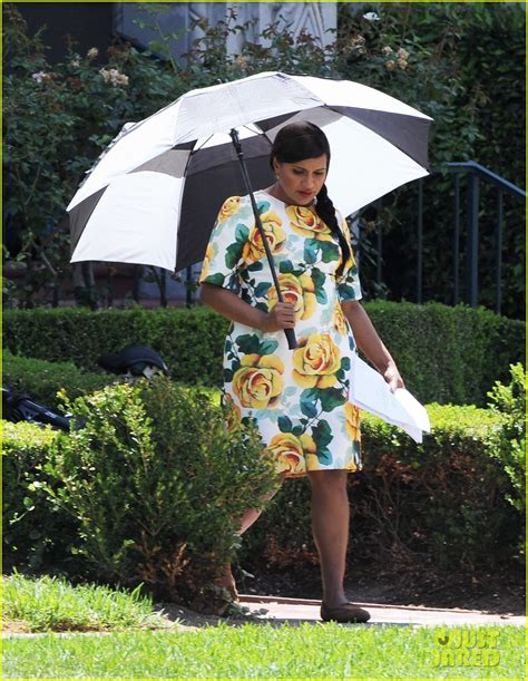 Photo Pregnant Mindy Kaling Films Mindy Project In A Floral Dress 14 Photo 3936568 Just Jared