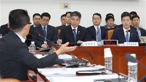 그리고 청이는 왜 그걸 거절하고 인당수로 갔을까? 박지원 의원 질의 듣는 민갑룡 경찰청장과 김오수 법무부 차관
