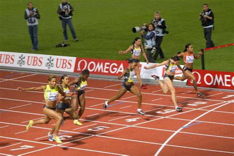 En 2009, el entonces velocista jamaicano usain bolt se convirtió en el . Récord mundial en carrera por 100 metros: historia ...