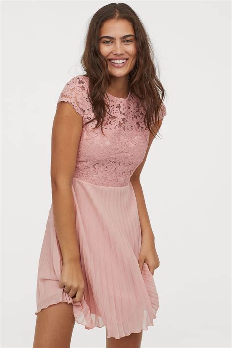 Die farbe weiß gilt als sinnbild der makellosigkeit, der keuschheit und der jungfräulichkeit. Pin auf H&M Dresses