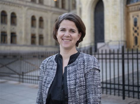 Estimated shipping dates are subject to change and are updated frequently. Solveig Schytz - Viken Venstre