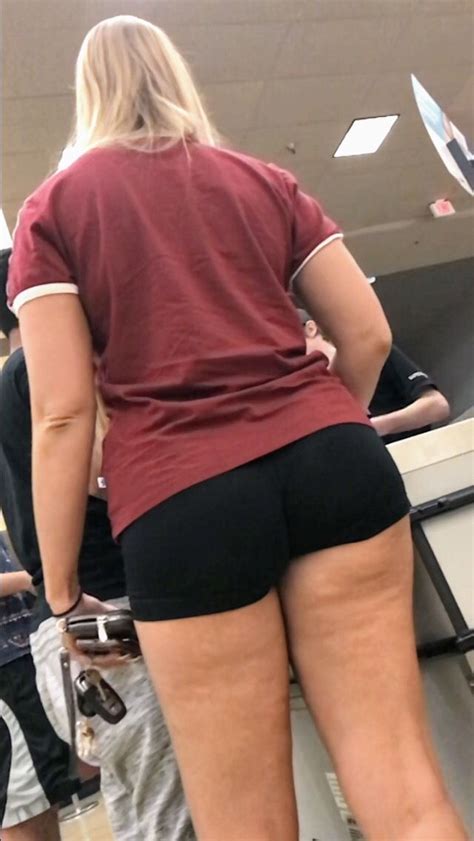 Girl Pissing In Her Booty Shorts Porno Photo