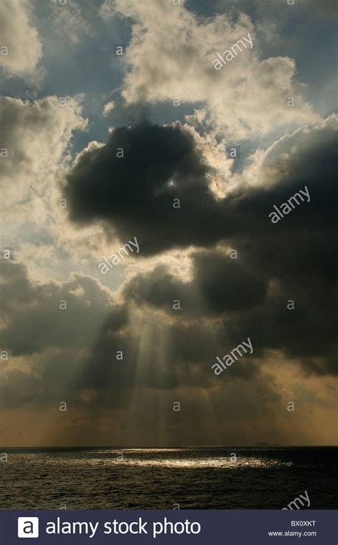 Suns Rays Hi Res Stock Photography And Images Alamy