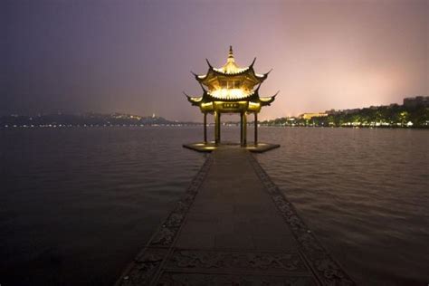 Rest Place In The West Lake At Dusk West Lake Hangzhou Travel