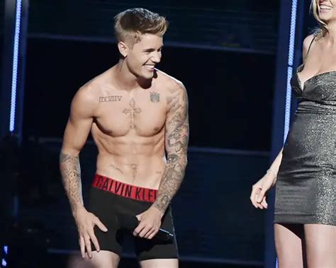 Style Justin Bieber In Boxer Briefs On Fashion Rocks Stage Fringues