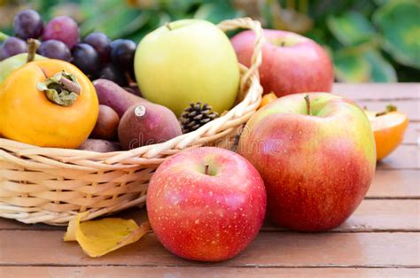 Frutti Di Autunno E Di Apple In Un Canestro Immagine Stock Immagine