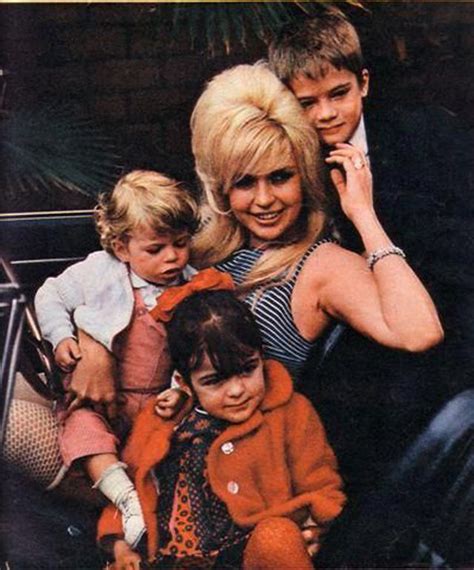 Lovely Photos Show Everyday Life Of Jayne Mansfield With Her Daughter Mariska Hargitay With