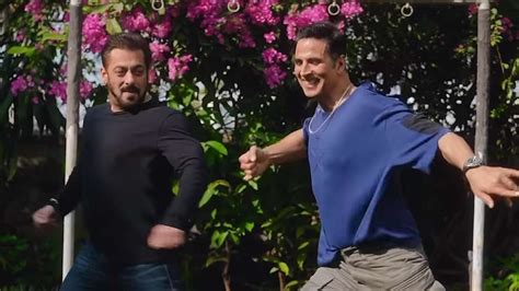 Watch Salman Khan Joins Akshay Kumar Performs To Main Khiladi And Viral Video