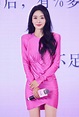 36歲楊冪穿「死亡芭比粉」緊身洋裝！火辣身材全現形 | 娛樂 | NOWnews今日新聞