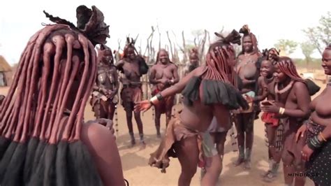 Afrikanische Himba Frauen Tanzen Und Schwingen Ihre Schlaffen Titten