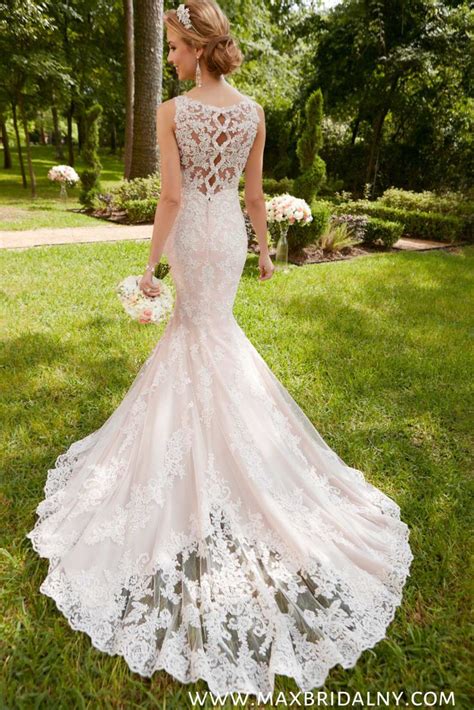 Sleeveless sweetheart neckline mermaid wedding dress with a beaded neckline and beaded back perfect for a bride who wants some bling, but not have it overtake her whole look maggie sottero i style #ladellle. Scalloped Lace Keyhole Back Wedding Dress in 2020 (With ...