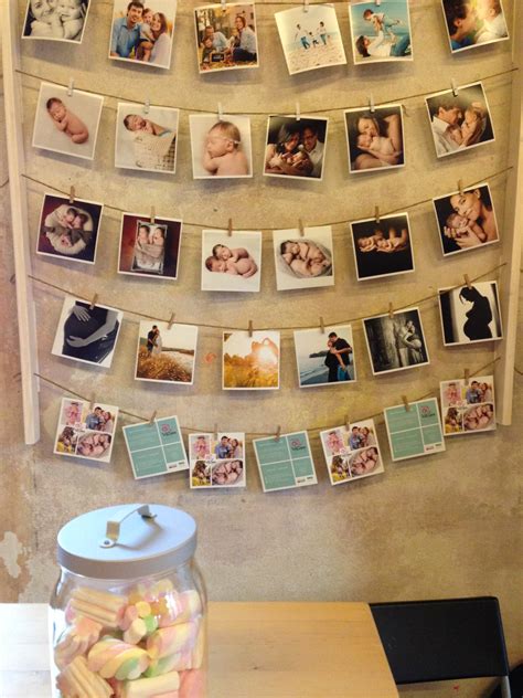 Il modo migliore per rivivere questi momenti speciali, già passati, è avere foto in casa, appese o appoggiate su un mobile o un tavolo. Studio VisualisEspositore da parete per foto - Studio Visualis