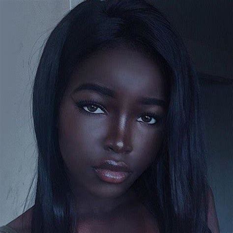 Qui Est Donc La Mystérieuse Barbie Noire Qui Affole La Toile Photos Beautiful Dark Skinned