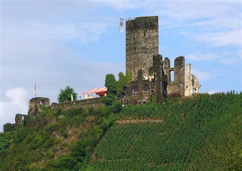 Burg reinhardstein (also known as burg metternich) is a castle like no others in belgium. Burg Metternich/Beilstein - Mosel Foto & Bild ...